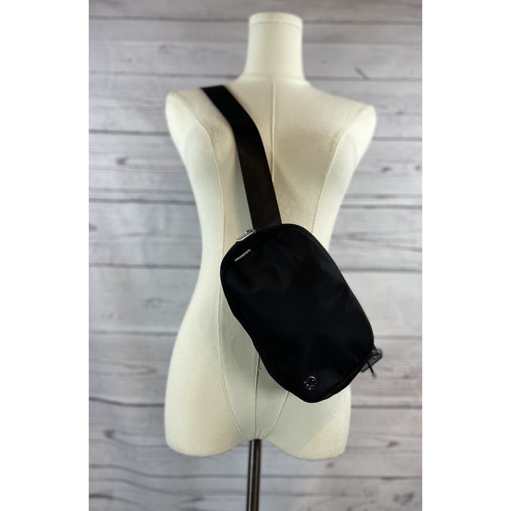 Lululemon Everywhere Belt Bag 1L Black Crossbody Sling Waist Pack - Picture 2 of 6